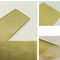 Cloison en verre feuilleté à mailles métalliques dorées