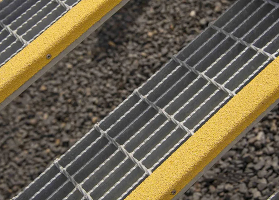 Équivalent jaune de passage couvert flairant l'acier galvanisé à chaud râpant 30x5mm 30x100cm