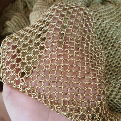 Draperies en treillis en chaîne en or pour l'intérieur fonctionnel