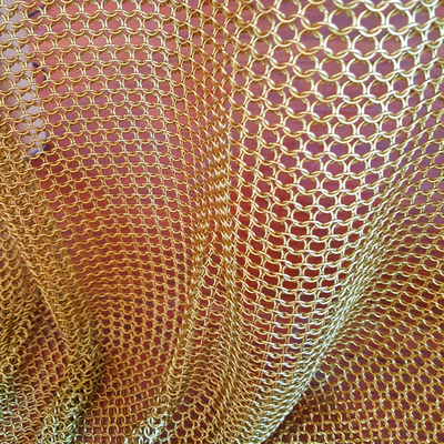 Draperies en treillis en chaîne en or pour l'intérieur fonctionnel