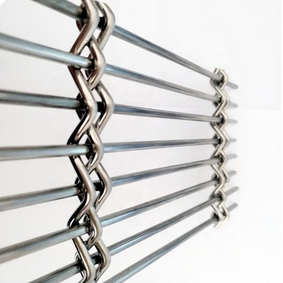 Garde-corps en treillis métallique pour escaliers, système de câbles