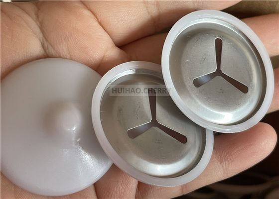 Agrafes d'isolation phonique en acier inoxydable de qualité 304 avec polycaps blancs montées sur goujons à souder CD de 38 mm