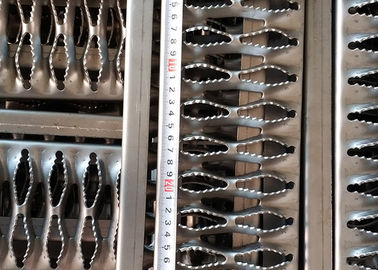 Caillebotis perforé en acier galvanisé pour marches d'escalier