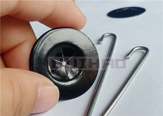 Crochets en J en acier inoxydable de 2,0 x 100 mm utilisés avec des rondelles autobloquantes noires pour fixer le maillage aux panneaux solaires