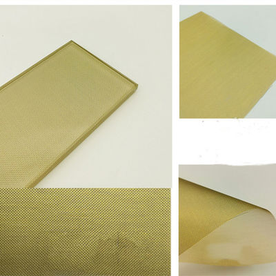 Cloison en verre feuilleté à mailles métalliques dorées
