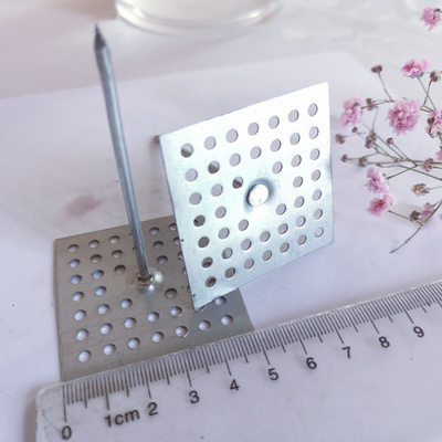 Fixation pour isolant en laine de verre sur mur, base perforée 2