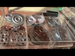 plaques d'acier et fixations utilisées pour fixer la membrane TPO EPDM à travers l'isolation au toit